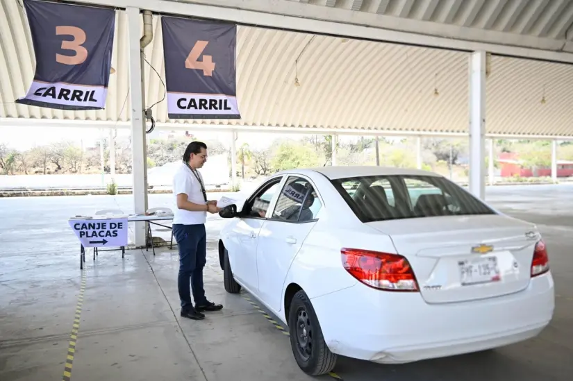 Entrega de las placas de circulación. Foto: Gobierno de Morelos