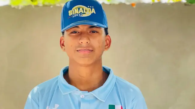 José Sánchez es un jugador de Beisbol Five y se esfuerza por representar a su ciudad en el deporte.