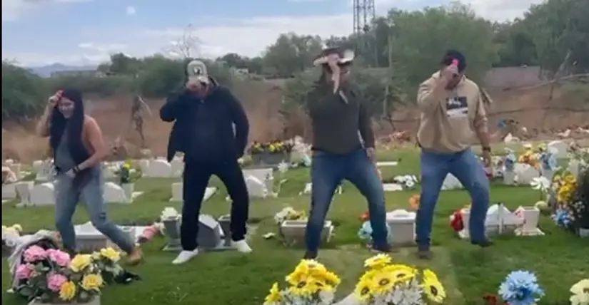 Hermanos bailando el Ratón Vaquero en la tumba de su mamá. Foto: Captura Youtube Hermanos bailando el Ratón Vaquero en la tumba de su mamá. Foto: Captura Youtube