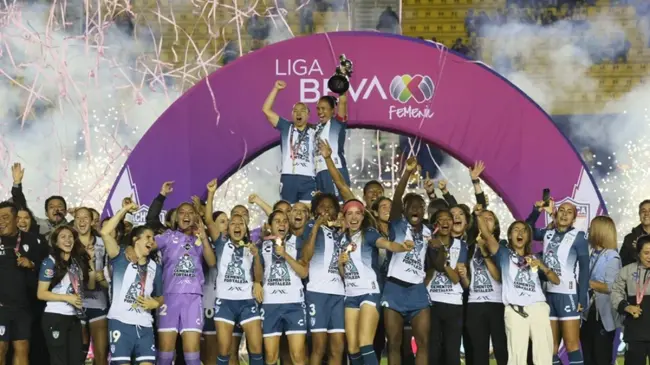 Las futbolistas de Pachuca Femenil festejaron su victoria en el campeonato. Foto: Liga MX Femenil