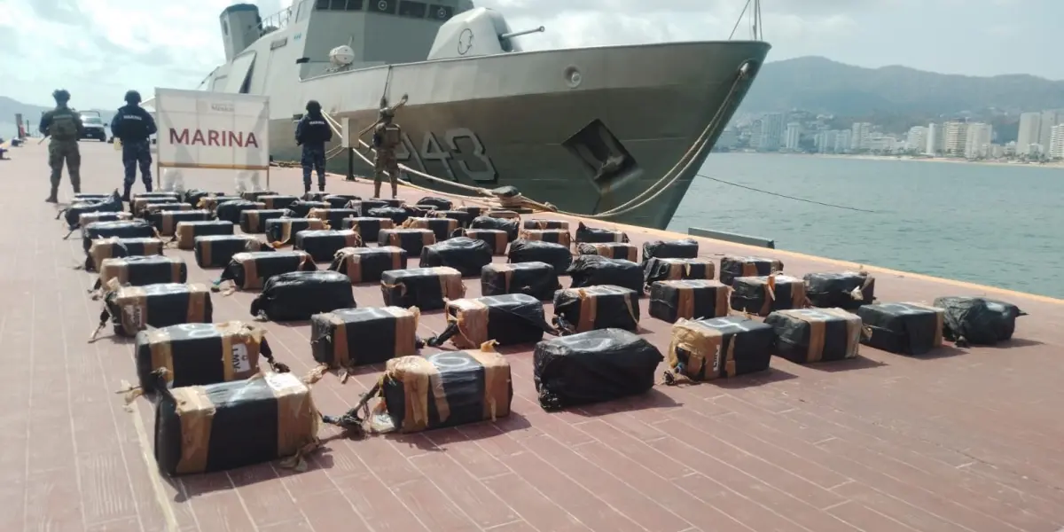 Patrullaje naval culmina en aseguramiento de 68 bultos con droga en costas de Guerrero.