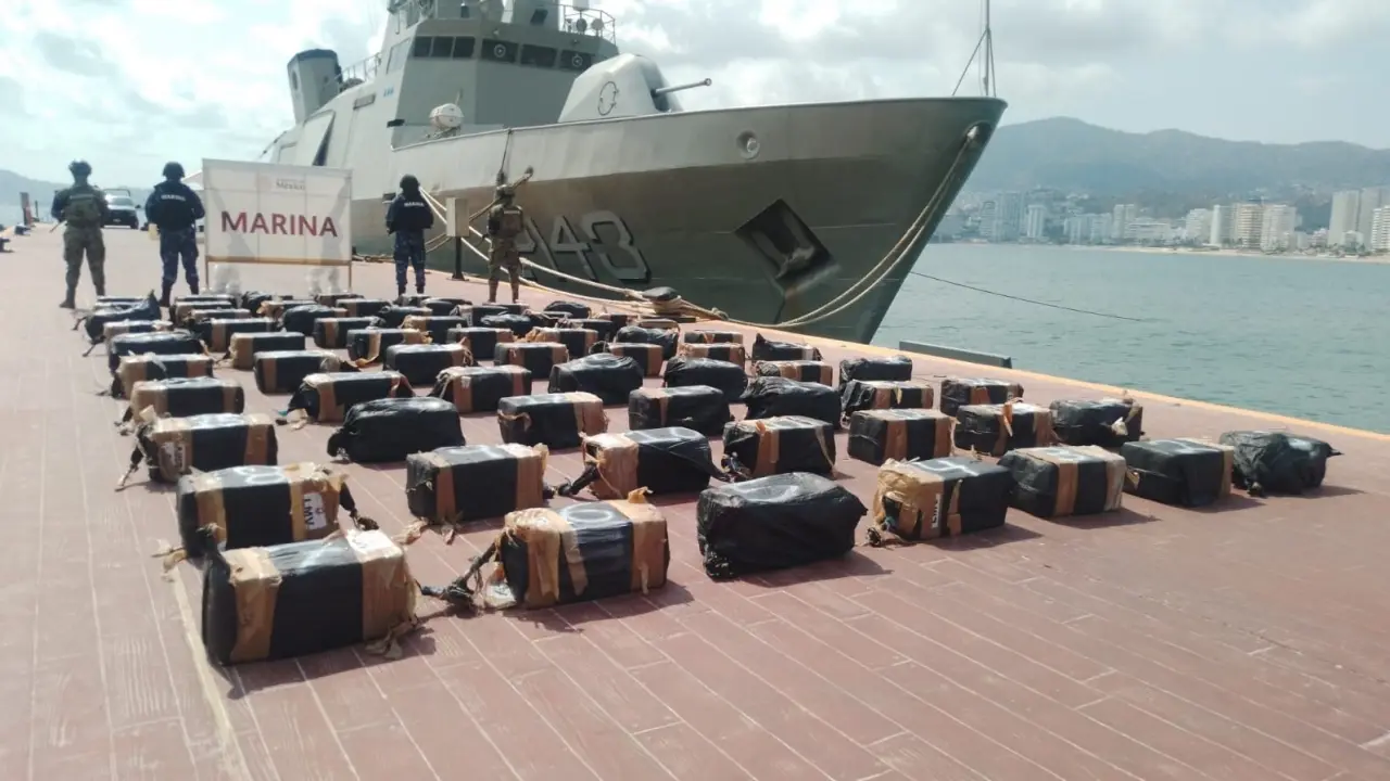 Patrullaje naval culmina en aseguramiento de 68 bultos con droga en costas de Guerrero.