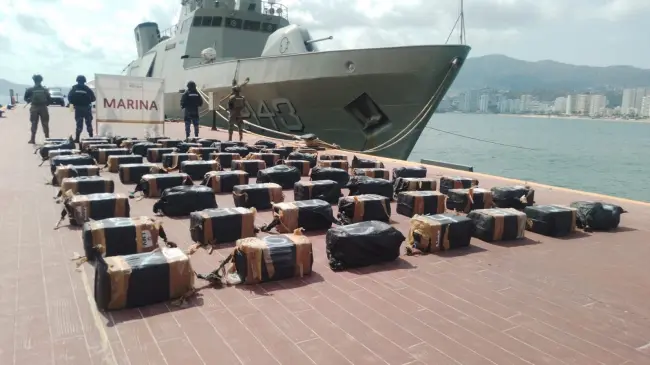 Patrullaje naval culmina en aseguramiento de 68 bultos con droga en costas de Guerrero.