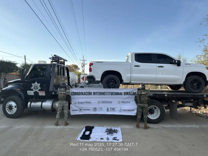 En Navolato, Sinaloa, Marina asegura dos vehículos, municiones y presunta droga