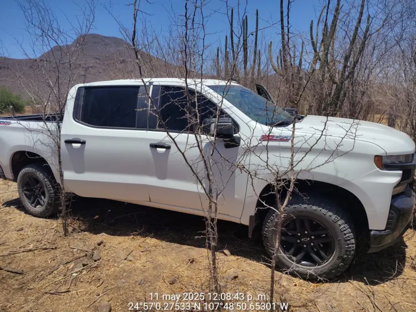 En Navolato, Sinaloa, Marina asegura dos vehículos, municiones y presunta droga