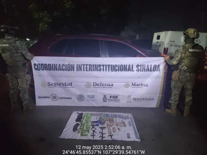 En Navolato, Sinaloa, Marina asegura dos vehículos, municiones y presunta droga