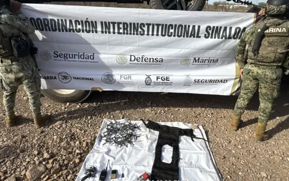 En Navolato, Marina asegura dos vehículos, municiones y presunta droga
