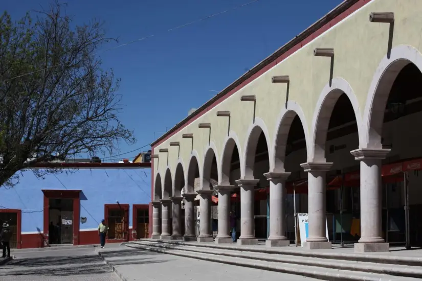 Termina tu día con un mezcal en Puerto Arturo, la cantina más antigua del pueblo. Foto: Cortesía.
