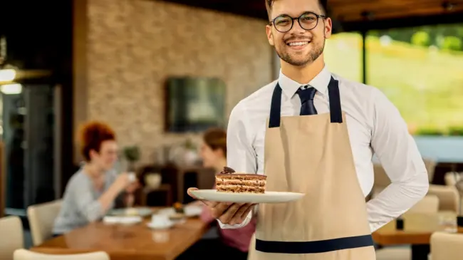 La Ley de Propinas busca beneficiar a trabajadores del sector de servicios que dependen de las propinas. Foto: Freepik
