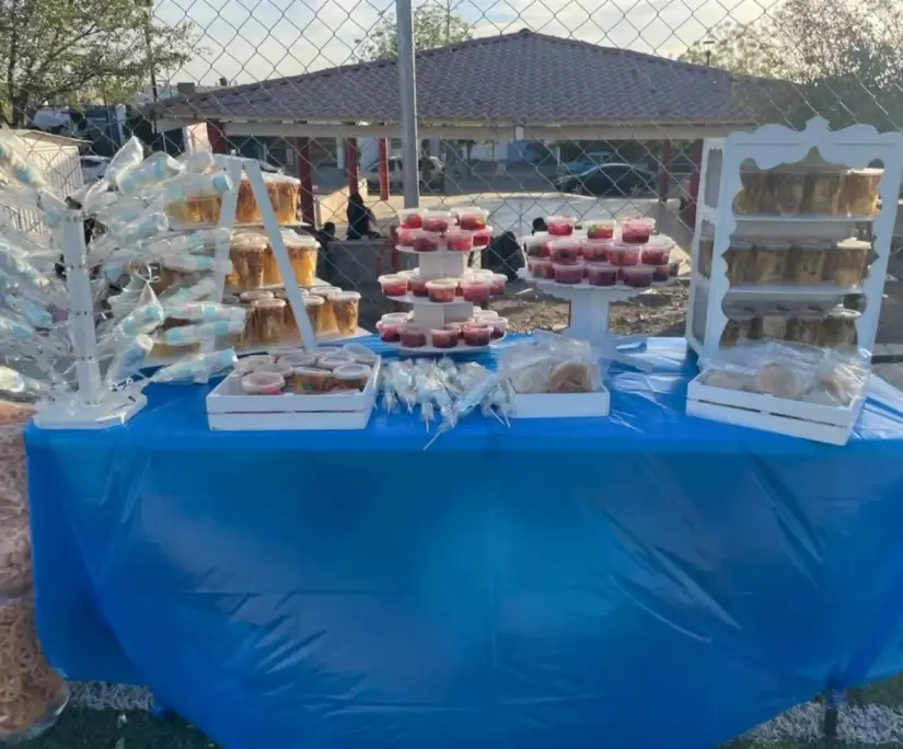 Una gran mesa de dulces disfrutaron los pequeños en su día. Una gran mesa de dulces disfrutaron los pequeños en su día.
