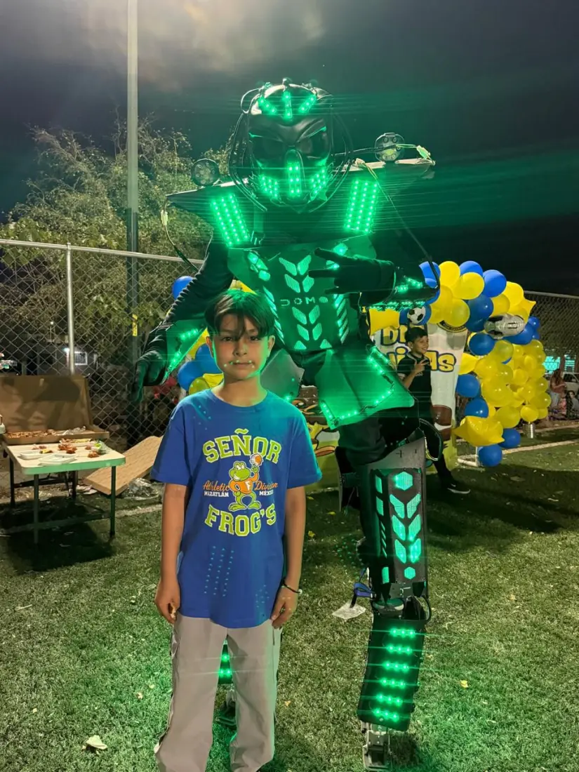 La aparición de un robot fue la mayor sorpresa para los pequeños festejados. La aparición de un robot fue la mayor sorpresa para los pequeños festejados.