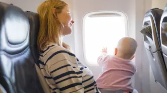 Guía completa para viajar con niños en avión