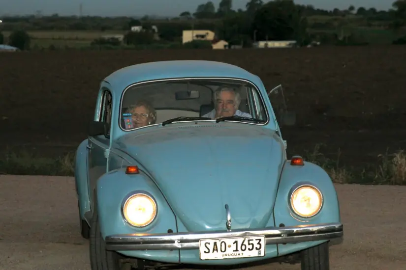 José Pepe Mujica: legado político y lecciones vida del presidente más querido de Uruguay Mujica en su emblemático Volkswagen 'escarabajo'. Foto: EFE