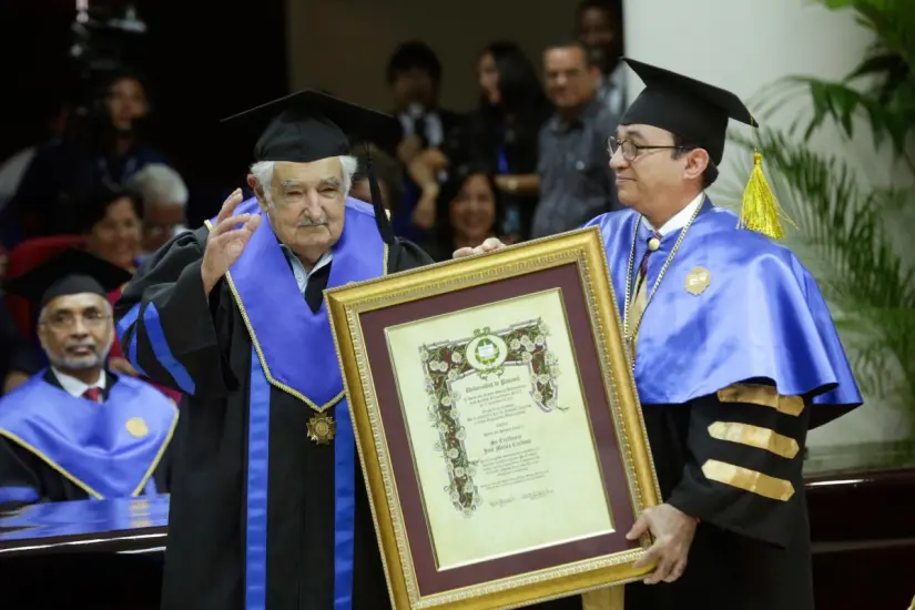 José Pepe Mujica: legado político y lecciones vida del presidente más querido de Uruguay José Mujica recibe el doctorado honoris causa de la Universidad Nacional de Panamá en 2017. Foto: AP