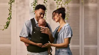Esenciales del Portabebés: Combinando Comodidad y Apoyo de Lactancia para Madres.