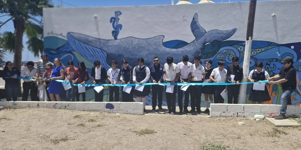 Estudiantes, artistas y comunidad unieron esfuerzos para restaurar el mural ‘Va’ llena de paz’, una ballena que ahora recibe a los visitantes del malecón de Altata como símbolo de conciencia ambiental y construcción de paz. Foto: Jacqueline Sánchez