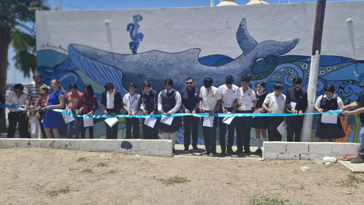 Estudiantes, artistas y comunidad unieron esfuerzos para restaurar el mural ‘Va’ llena de paz’, una ballena que ahora recibe a los visitantes del malecón de Altata como símbolo de conciencia ambiental y construcción de paz. Foto: Jacqueline Sánchez