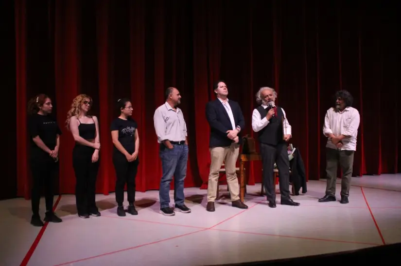 Entrega de reconocimiento por sus 50 años inspirando y enseñando a las nuevas generaciones el arte escénico. Foto: cortesía Entrega de reconocimiento por sus 50 años inspirando y enseñando a las nuevas generaciones el arte escénico. Foto: cortesía.