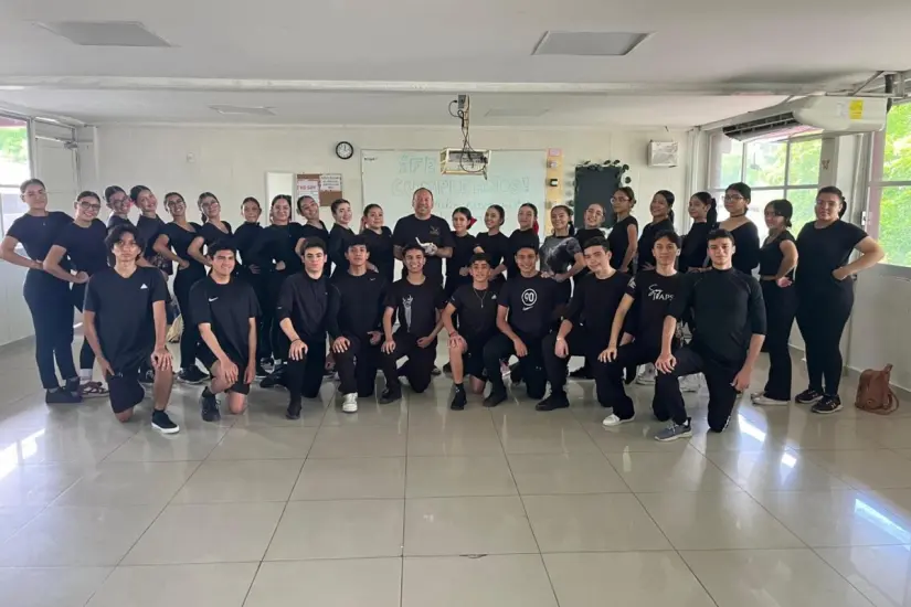 imagen recuadro Yahir no solo enseña danza, enseña pertenencia, resistencia, y esperanza. Ha encontrado el ritmo exacto para transformar el dolor en arte.