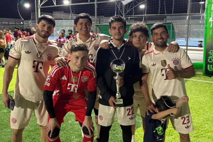 Jugadores del equipo Brothers reciben el trofeo como subcampeones del torneo.
