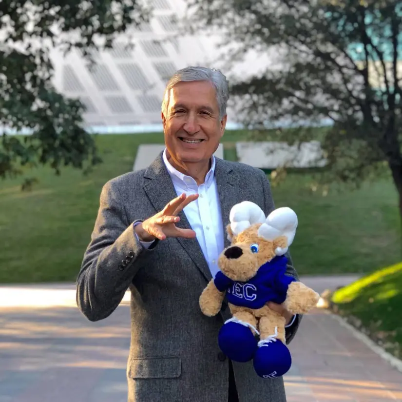 David Noel Ramírez Pailla llegó a ser rector del Tecnológico de Monterrey. David Noel Ramírez Pailla llegó a ser rector del Tecnológico de Monterrey.