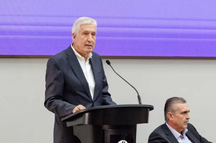 El Dr Padilla además de académico tiene varios títulos en su haber. El Dr Padilla además de académico tiene varios títulos en su haber.