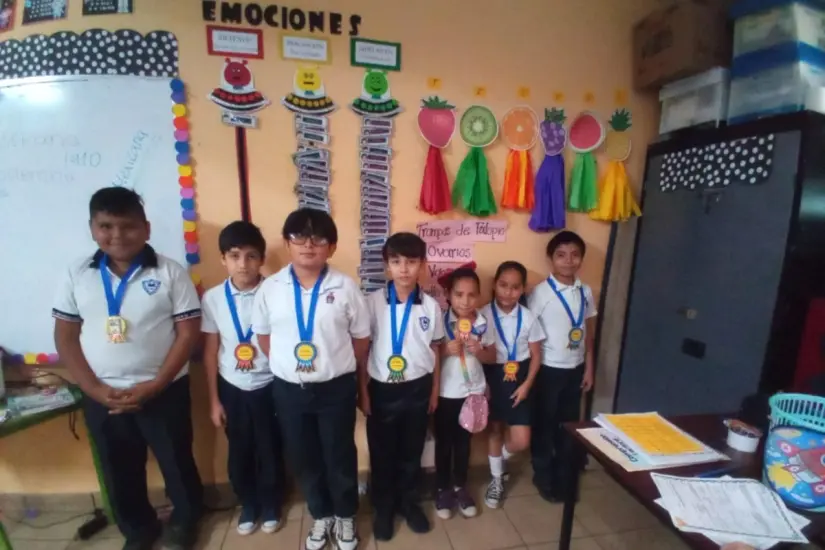 imagen recuadro En cada escuela que ha laborado, la maestra Angélica María se ha destacado por sus estrategias para inculcar el hábito por la lectura en sus alumnos.