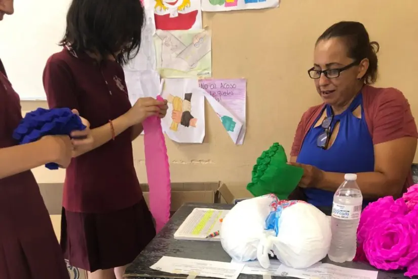 imagen recuadro La maestra Catia no espera premios ni homenajes. Le basta con que sus alumnos la recuerden como una maestra que creyó en ellos, incluso cuando nadie más lo hizo.