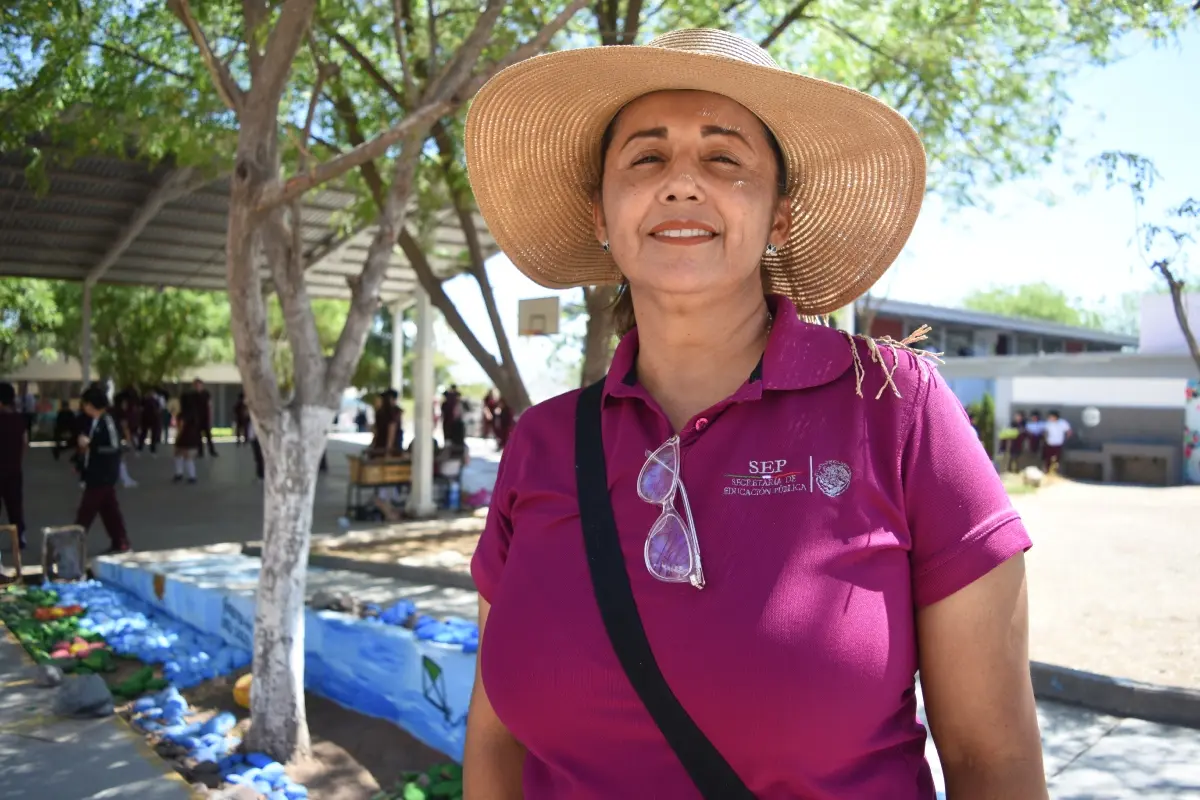 Con 51 años, Catia aún tiene varios ciclos escolares por delante antes de su jubilación, y aunque el cansancio físico comienza a notarse, su espíritu sigue firme.