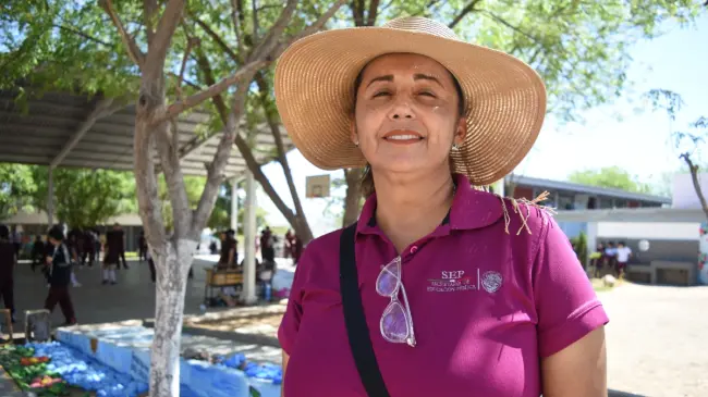 Con 51 años, Catia aún tiene varios ciclos escolares por delante antes de su jubilación, y aunque el cansancio físico comienza a notarse, su espíritu sigue firme.