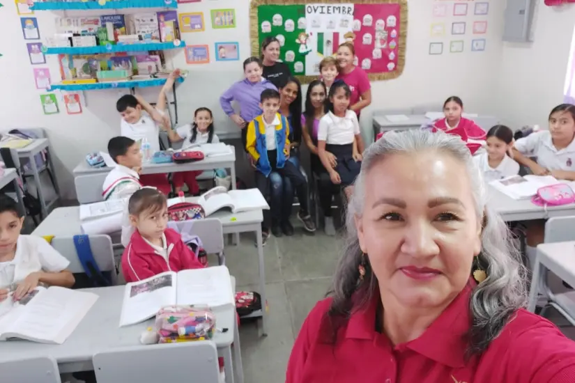 imagen recuadro La maestra Silvia, quien pasó sus 30 años de carrera docente en el aula, recientemente se incorporó al área de tecnología educativa.