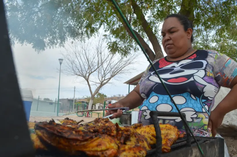 Desde la colonia Las Coloradas, Nancy Yadira asa sueños y pollos con fe, sabor y determinación. Foto: Juan Madrigal