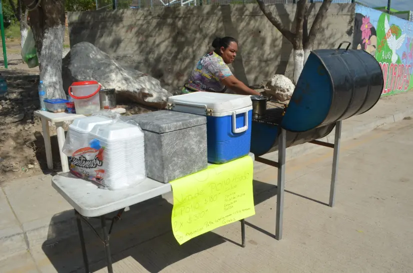 Nancy Yadira es testimonio de que cuando el amor por la familia se mezcla con la determinación, todo esfuerzo vale la pena. Su emprendimiento es la prueba de que hasta el más pequeño de los asadores puede convertirse en un motor de esperanza. Foto: Juan Madrigal