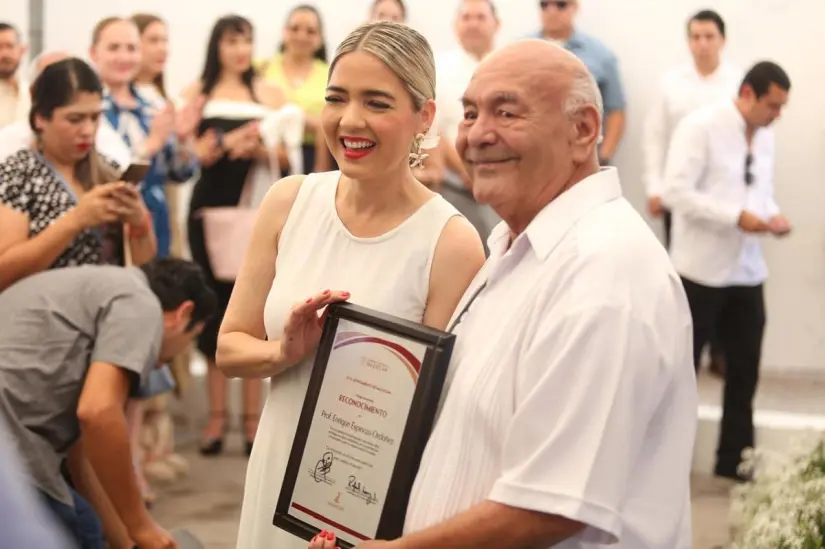 Con aplausos y al compás de los Honores a la Bandera, maestros fueron homenajeados tras 25 años de educar. Foto: Cortesía.
