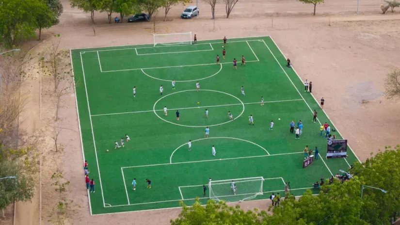 Con Obras de Sentido Social, el alcalde Juan de dios Gámez Mendivil, ha beneficiado con canchas nuevas a los residentes del Country del Río IV. Foto: Cortesía. Con Obras de Sentido Social, el alcalde Juan de dios Gámez Mendivil, ha beneficiado con canchas nuevas a los residentes del Country del Río IV. Foto: Cortesía.