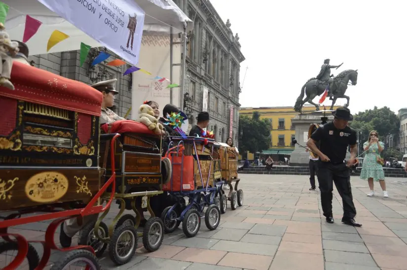 Un oficio lleno de tradición solo lo puedes encontrar en la Ciudad de México y en los organilleros. Foto: Cortesía.