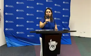 Día del Maestro; más que directora de carrera, Gloria Daniela, inspira desde el aula