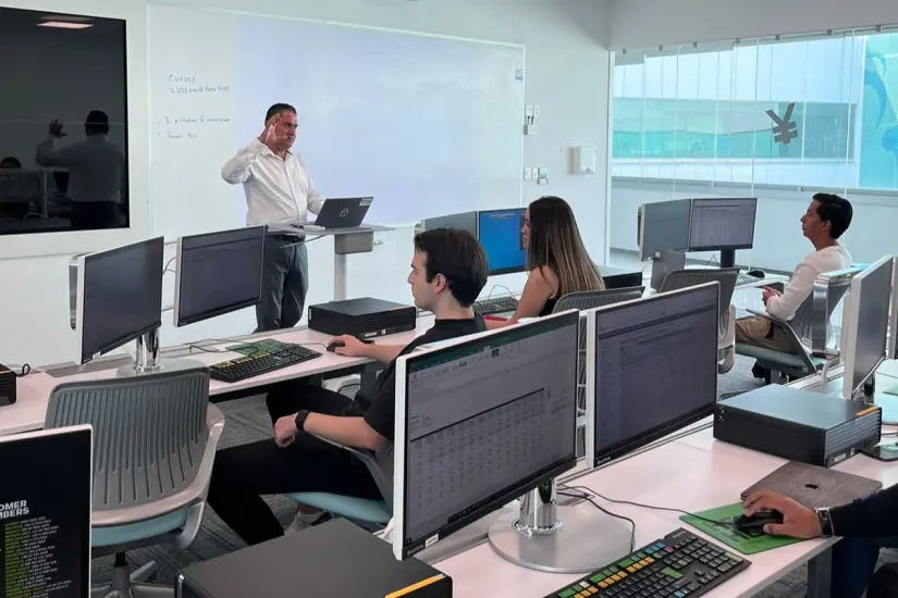 imagen recuadro Daniel González Olivares es uno d elos profesores con mayor reconocimiento en el Tecnológico de Monterrey, Campus Puebla.