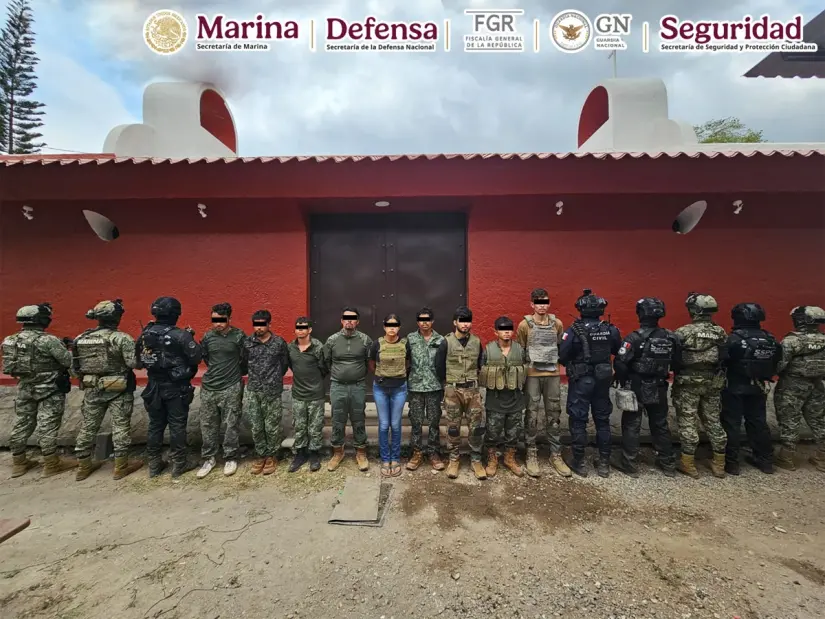 Enfrentamiento en Michoacán deja 12 criminales muertos y 9 detenidos Tras el enfrentamiento fueron detenidos 9 presuntos criminales. Foto: Marina
