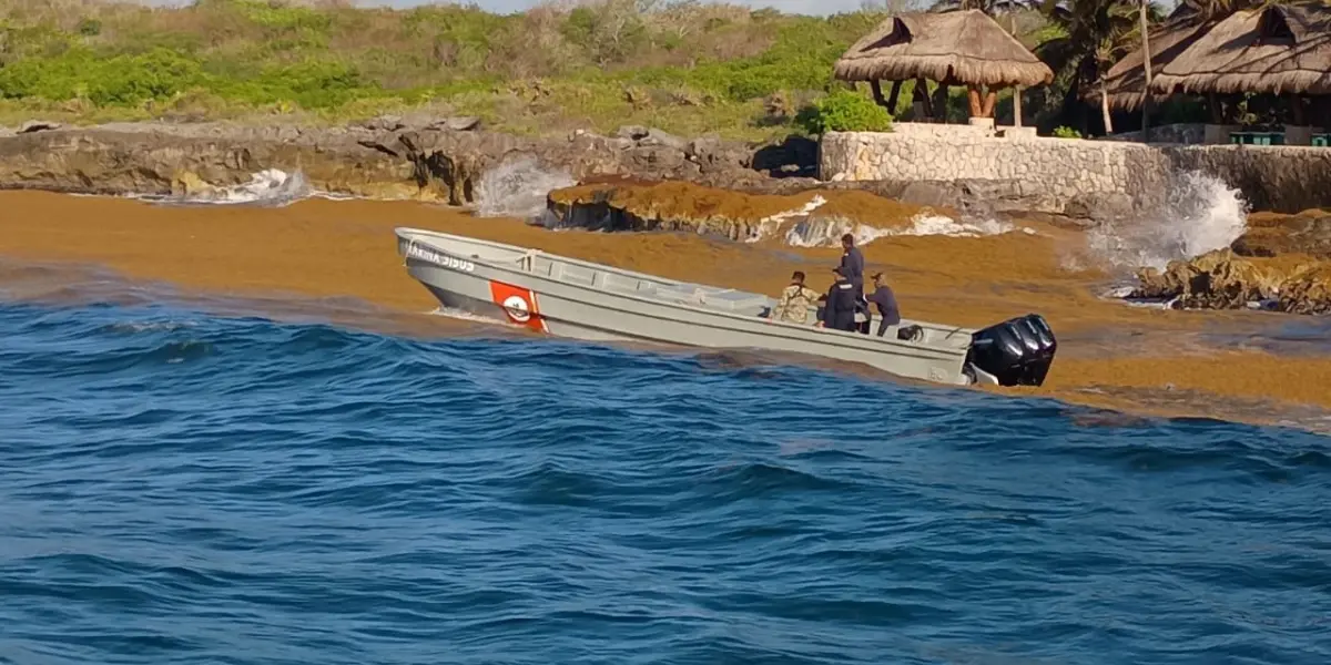 Paquetes con posible cocaína son hallados en playa de Quintana Roo.