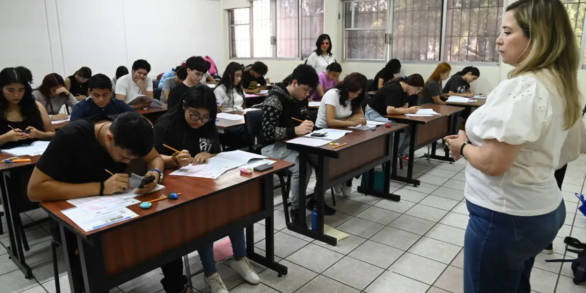 Comienza el ciclo 2025-26: 52 000 jóvenes presentan examen en la UAS.