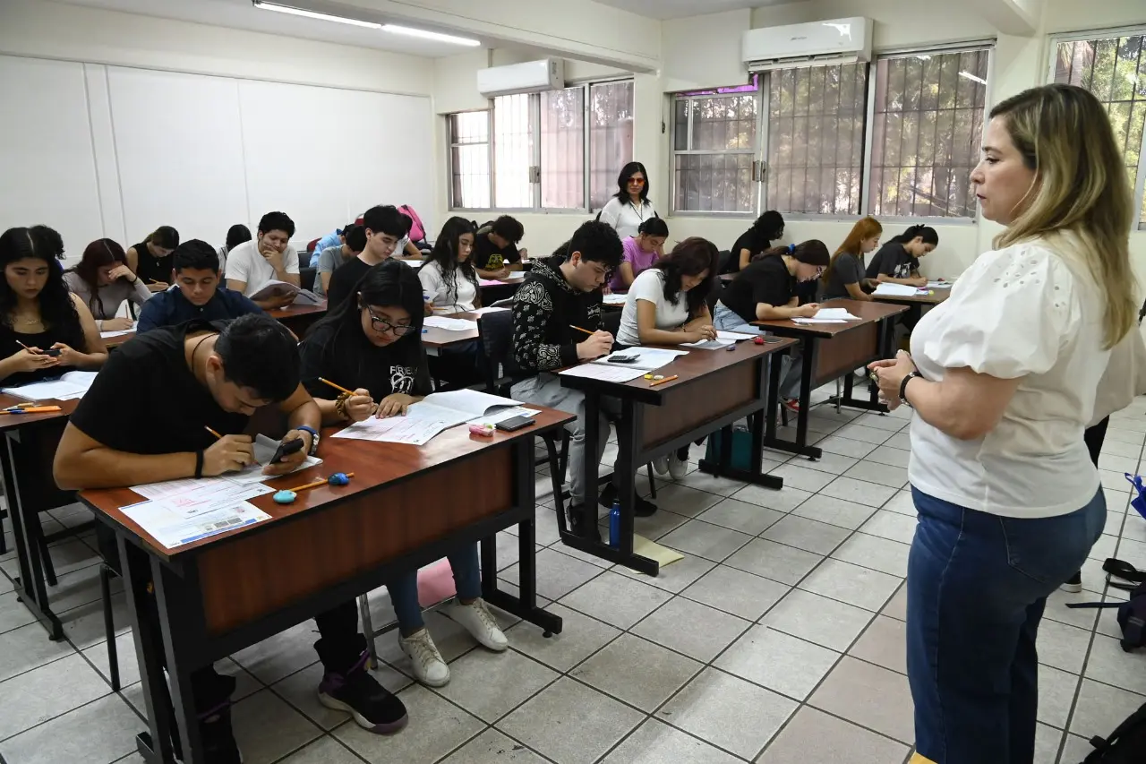 Comienza el ciclo 2025-26: 52 000 jóvenes presentan examen en la UAS.