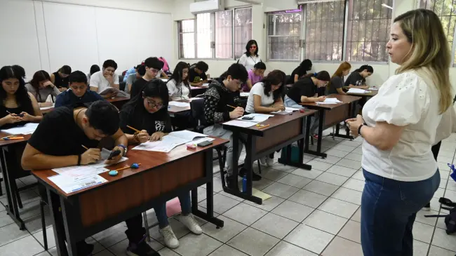 Comienza el ciclo 2025-26: 52 000 jóvenes presentan examen en la UAS.