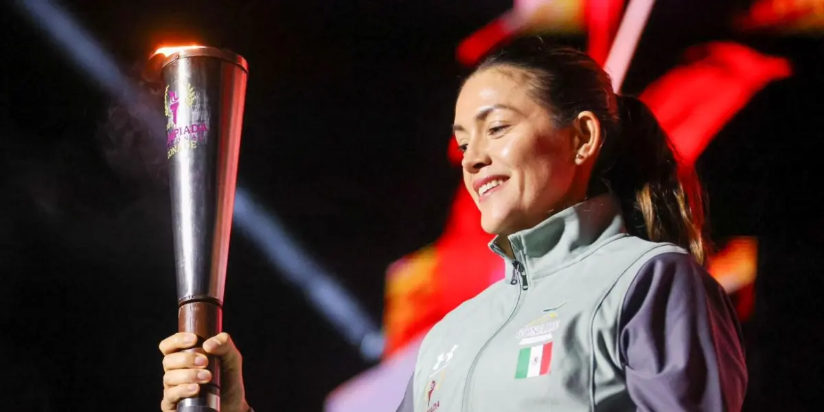 María del Rosario Espinoza, triple medallista olímpica y orgullo de Sinaloa, encabezó el emotivo desfile de atletas que antecedió el encendido del fuego olímpico en la inauguración de la Olimpiada Nacional CONADE 2025. Foto: ISDE