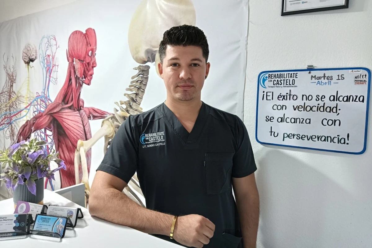 “Lo que más me llena de satisfacción es ver a un paciente recuperar su movilidad, su independencia, su sonrisa. Eso no tiene precio”, afirma el fisioterapeuta Sergio Castelo. / Imágenes de Francisco Castro