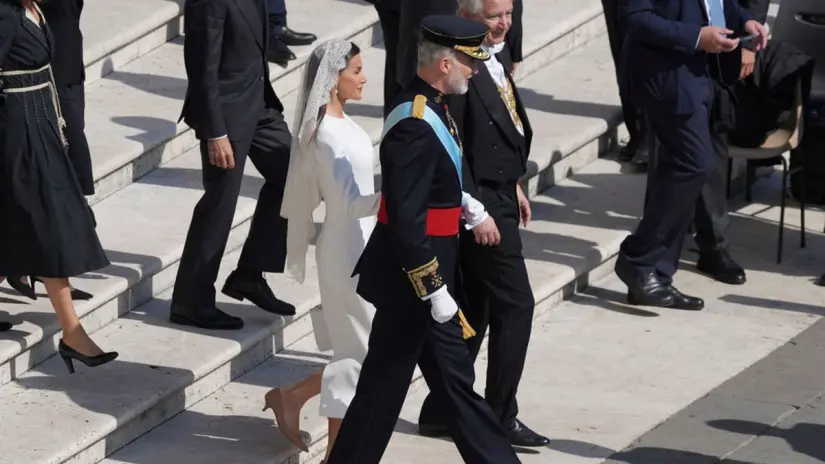 El rey Felipe VI y la reina Letizia de España llegan a la ceremonia. Foto: AP El rey Felipe VI y la reina Letizia de España llegan a la ceremonia. Foto: AP