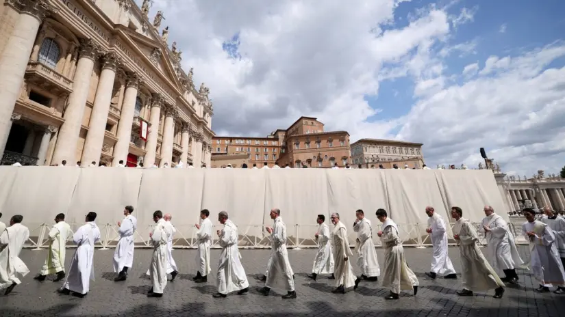 El clero pasea por la Plaza de San Pedro. Foto: Reuters El clero pasea por la Plaza de San Pedro. Foto: Reuters