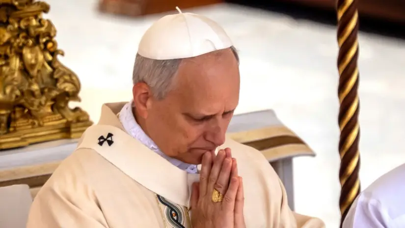 El Papa lleva el anillo de pescador en medio de la inauguración. Foto: AP El Papa lleva el anillo de pescador en medio de la inauguración. Foto: AP