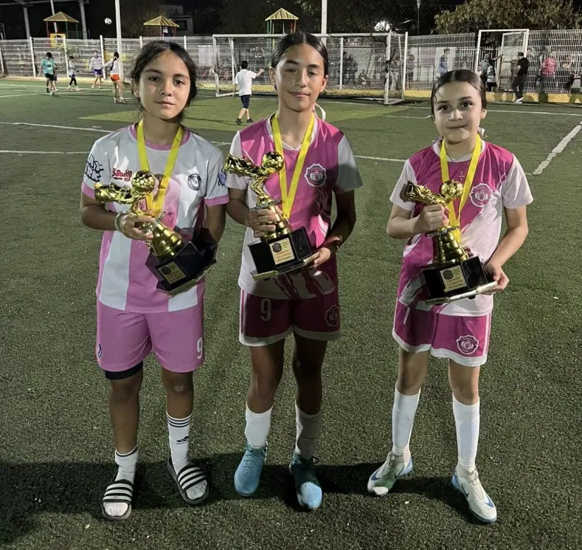 Campeonas con corazón: cuando el fútbol une talento, pasión y sueños en Culiacán Sarahí Manjarrez, Kelly Villarreal y Alicia Oropeza fueron reconocidas como las máximas goleadoras del torneo, convirtiendo cada gol en una muestra de esfuerzo, pasión y constancia. Foto: IMDEC