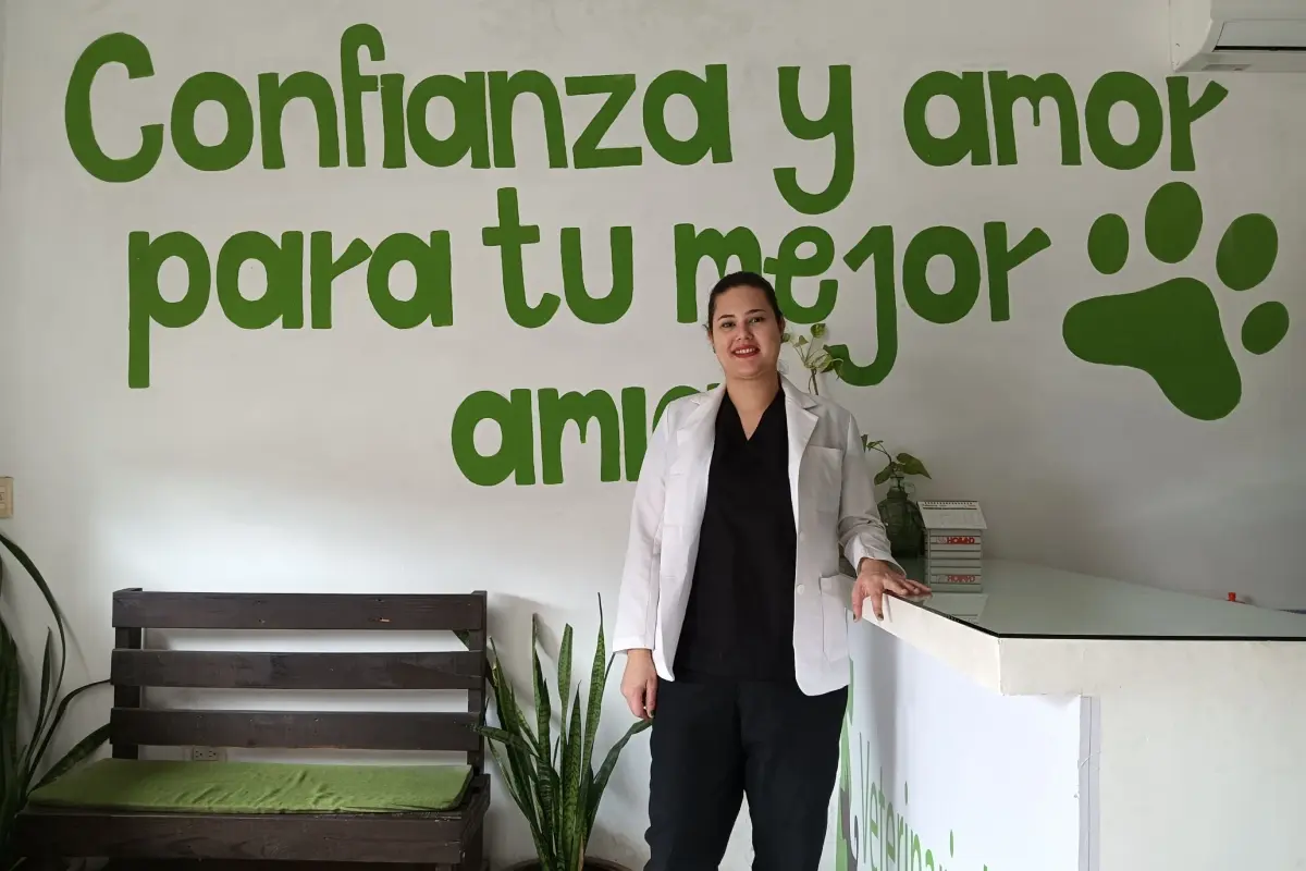 Karina también asesora por teléfono o WhatsApp, y se muestra dispuesta a participar en campañas de esterilización como labor social. / Imágenes de Francisco Castro
